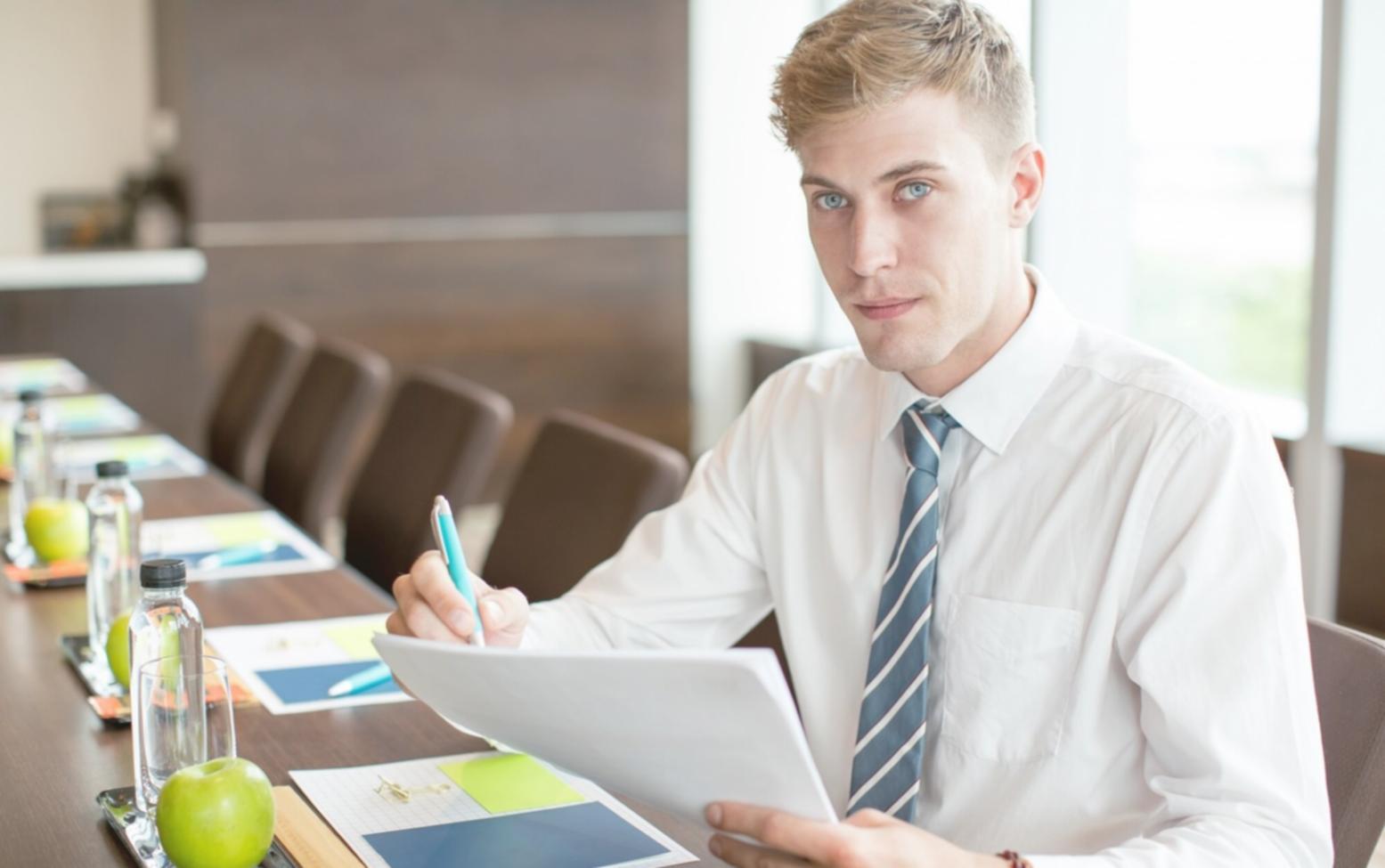Analyse de documents financiers avec graphiques et indicateurs économiques sur bureau professionnel